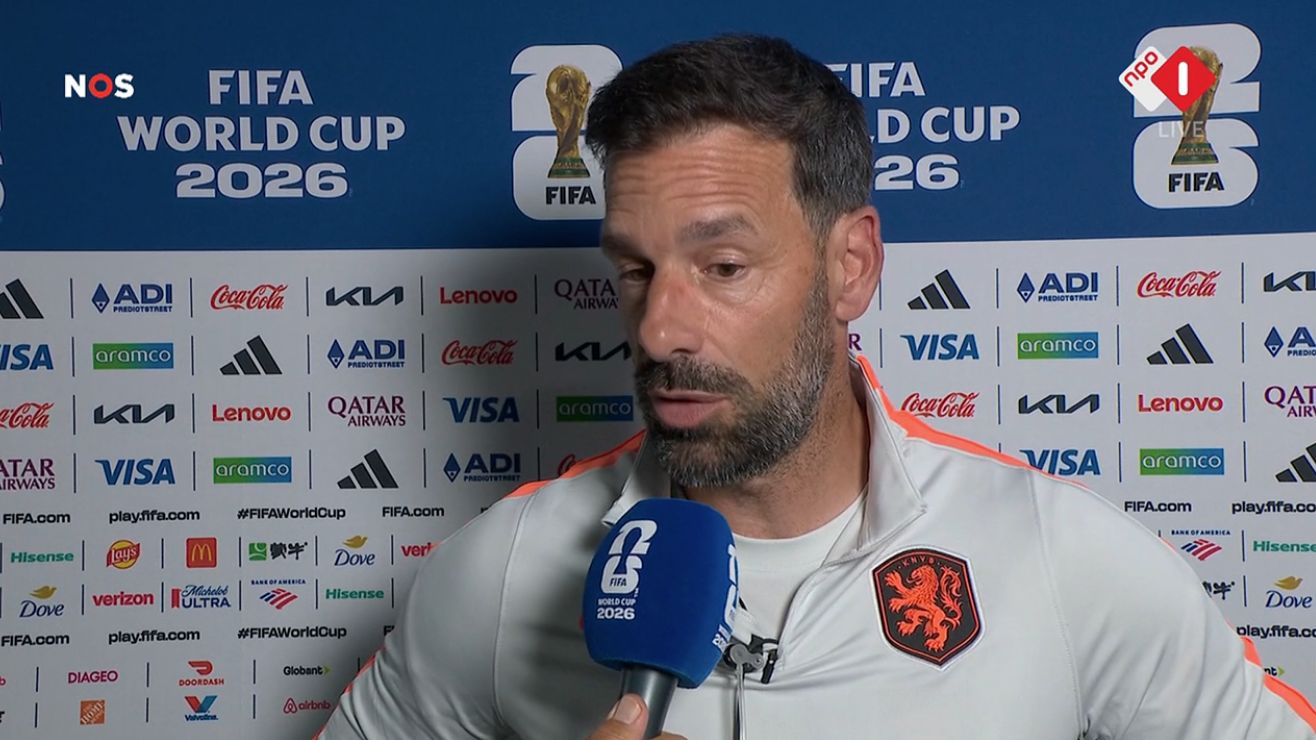 ルード・ファン・ニステルローイが、オランダ対日本のハーフタイムに
